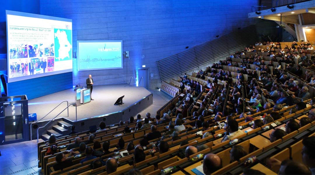 InfoVerm 2025 in München Blick von oben in den Zuschauerraum mit zahlreichen Besucherinnen und Besuchern